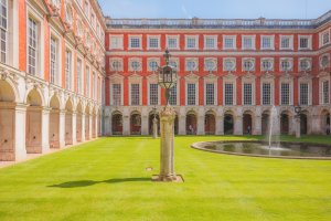 5 Tips To Give Your Garden A Royal Makeover - Hamption Court Palace Waterfeature