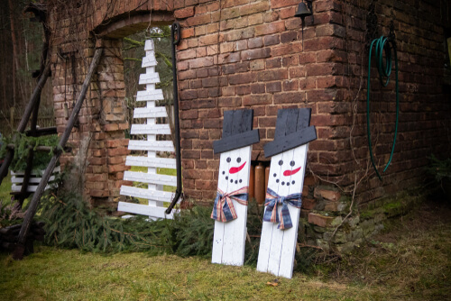 6 DIY Cheap Christmas Decorations From Your Garden - Christmas outdoor wooden decorations DIY wooden Christmas decorations